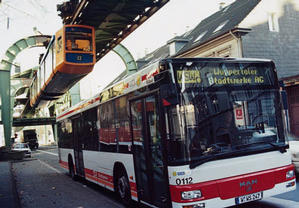 wsw-medienarchiv-bus-schwebebahn.jpg - 